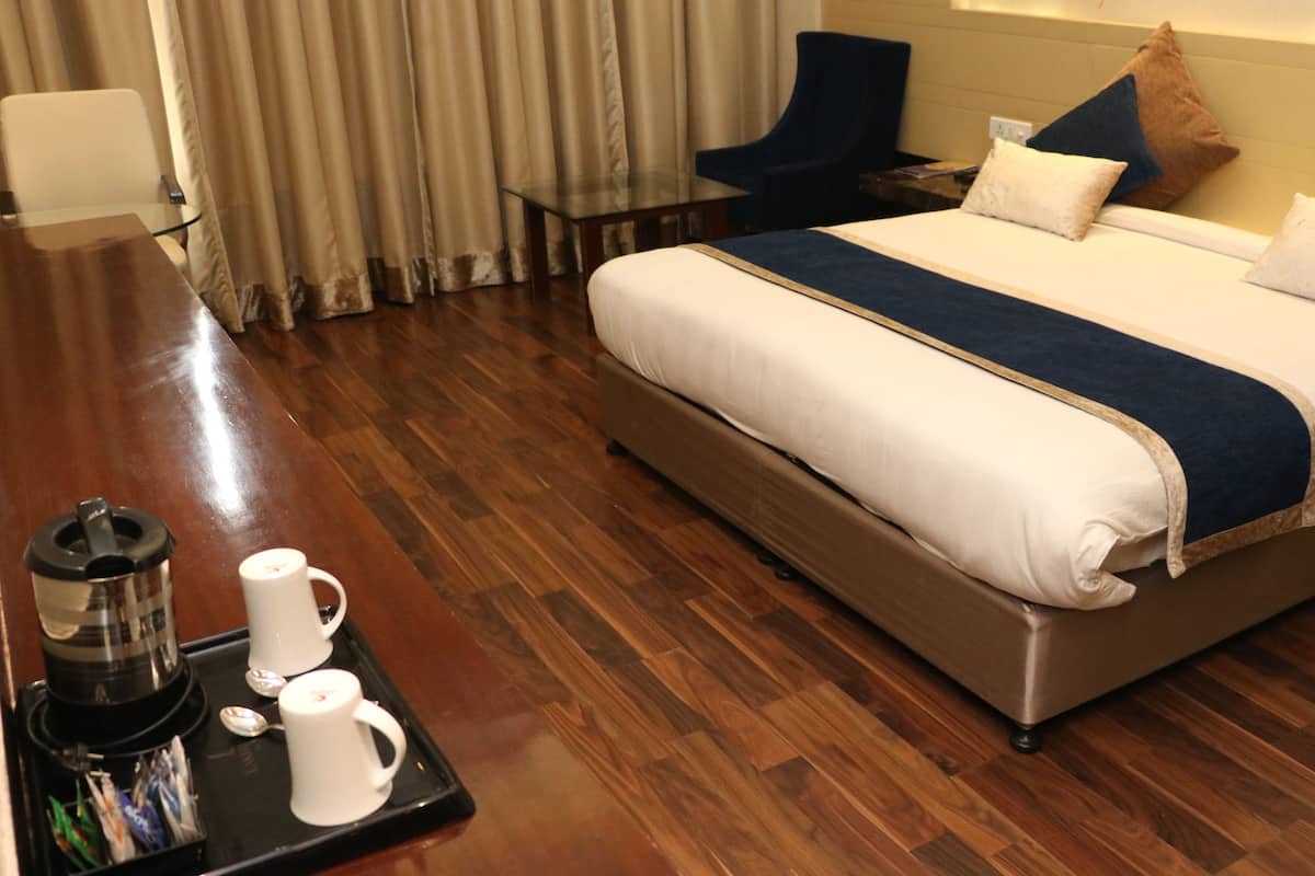 Premium Double Room, 1 King Bed | 1 bedroom, premium bedding, in-room safe, rollaway beds