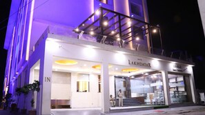 A hotel with a modern facade, a prominent entrance, and a visible restaurant named "MANAN."