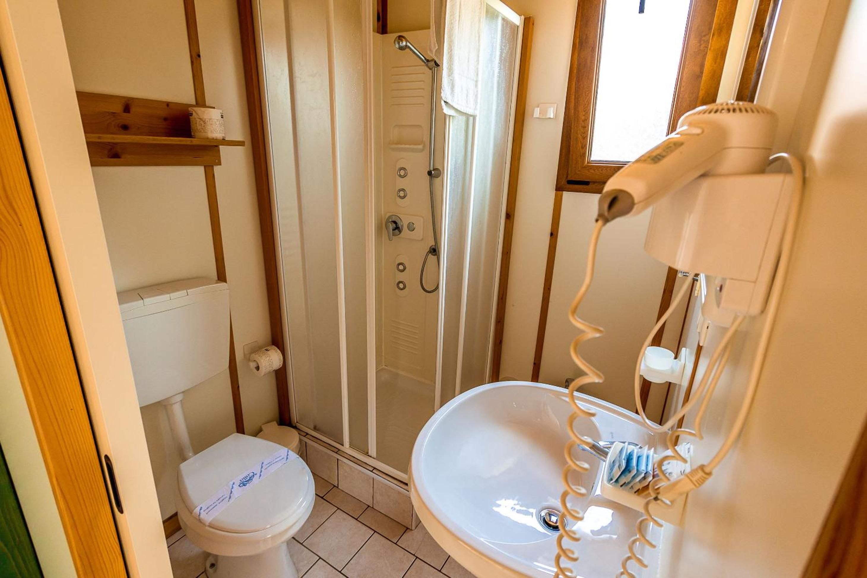 Ein Badezimmer mit Toilette, Dusche und Waschbecken.