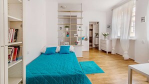 Comfort Studio | Desk, free WiFi, individually decorated, individually furnished - Old Town Plac Zamkowy (Warsaw)