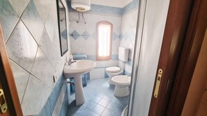 Classic-huoneisto | Kylpyhuone | Suihku, ilmaiset hygieniatuotteet, hiustenkuivaaja, bidee