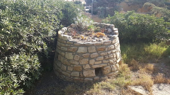 Edificio in pietra immerso nel verde.