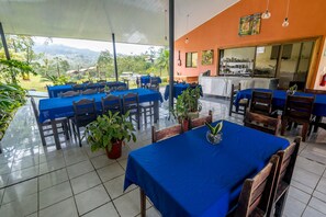 Bao gồm bữa sáng đặc sản địa phương hàng ngày 