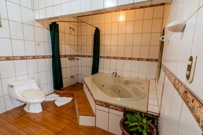Junior-suite - 2 queensize-senge | Badeværelse | Bruser, hårtørrer, håndklæder