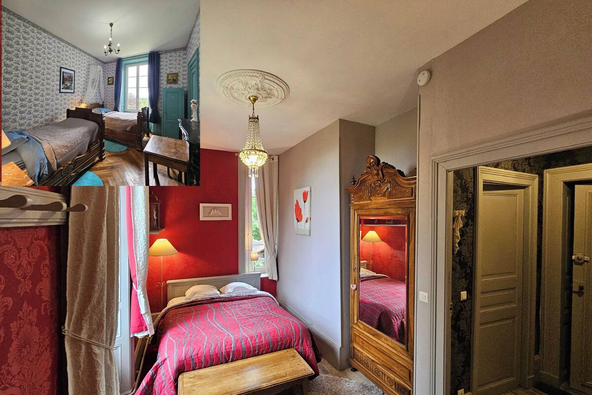 Un dormitorio con dos camas, un espejo, una araña y una puerta que da a otra habitación.