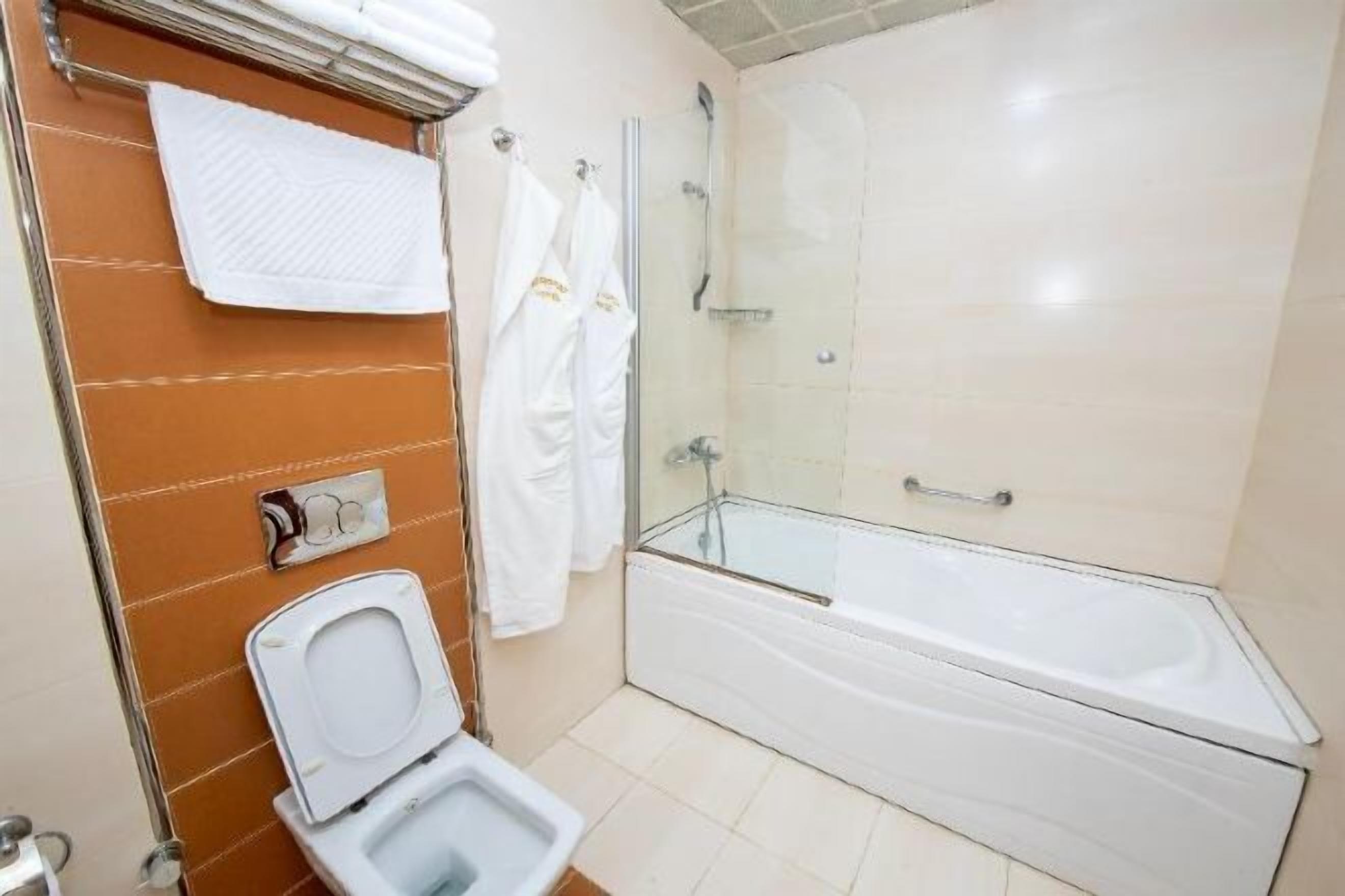 Salle de bain | Baignoire relaxante profonde, articles de toilette gratuits