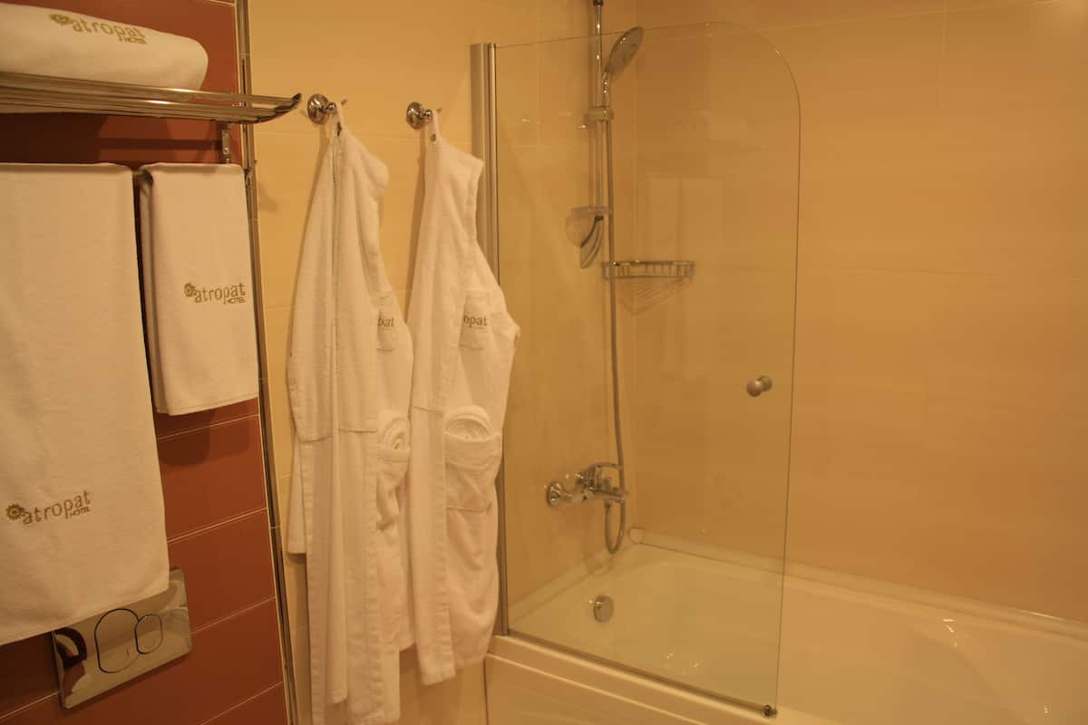 Een diep bad, gratis toiletartikelen, een haardroger, badjassen