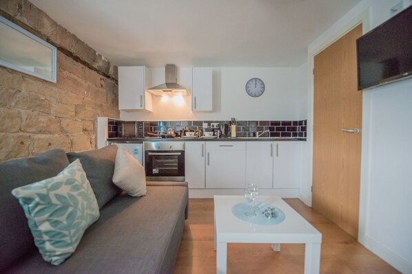 Appartement supérieur, 1 chambre | Aire de séjour | Téléviseur à écran plat