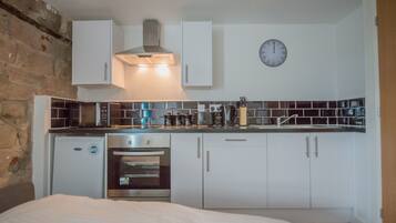 Superior Apartment, 1 Bedroom | Private kitchen | Fridge, microwave, oven, stovetop