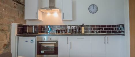 Superior Apartment, 1 Bedroom | Private kitchen | Fridge, microwave, oven, stovetop