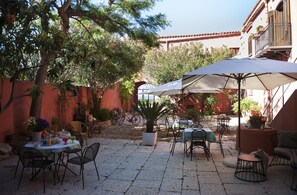 Courtyard - Baglio Buccellato (Castellammare del Golfo)
