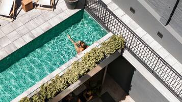 Outdoor pool, pool umbrellas, sun loungers