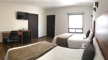 Escritorio, insonorización, tabla de planchar con plancha y wifi gratis