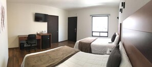 Bureau, chambres insonorisées, fer et planche à repasser, Wi-Fi gratuit