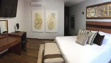 Suite, 1 letto king | Una scrivania, insonorizzazione, ferro/asse da stiro, Wi-Fi gratuito