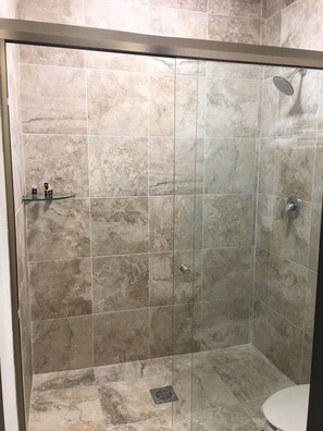 Chambre Double, 2 lits doubles | Salle de bain | Douche, articles de toilette gratuits, serviettes fournies