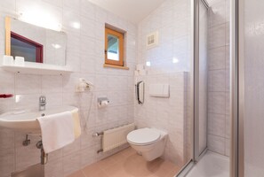 Douche, sèche-cheveux, serviettes fournies