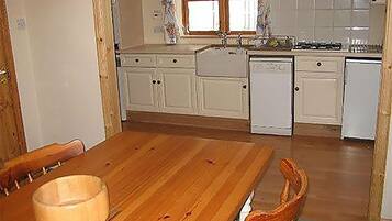 Chalet de lujo, 2 habitaciones (Holiday Home) | Cocina privada | Refrigerador, microondas y cafetera y tetera