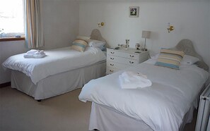 Twin Room | 1 bedroom, premium bedding, soundproofing, iron/ironing board - Westacre Bed & Breakfast (Crieff)