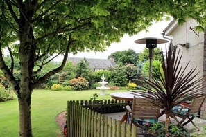Outdoor dining - Westacre Bed & Breakfast (Crieff)