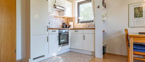 ثلاجة، ميكروويف، فرن، غسالة أطباق