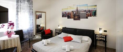 Premium bedding, desk, free WiFi