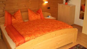 1 bedroom, desk, free cots/infant beds, free WiFi