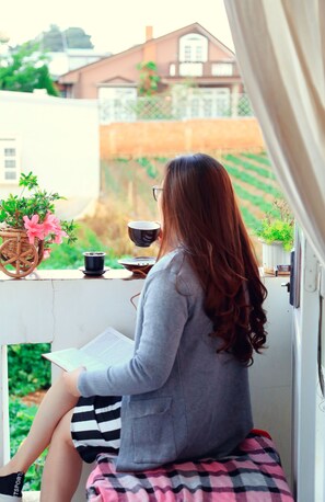 Phòng 4 có thiết kế đặc sắc, 2 giường cỡ queen, quang cảnh vườn | Quang cảnh từ phòng