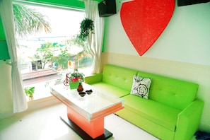 Habitación cuádruple panorámica, 2 camas de matrimonio | Escritorio y wifi gratis