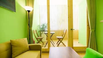 1 bedroom, premium bedding, desk, soundproofing
