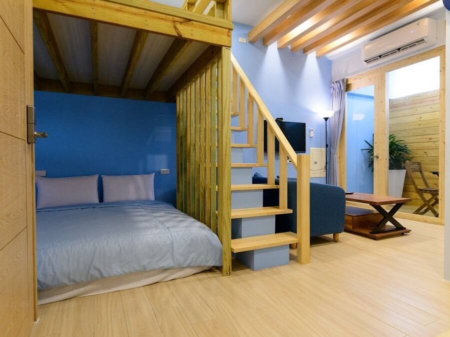 1 bedroom, premium bedding, desk, soundproofing