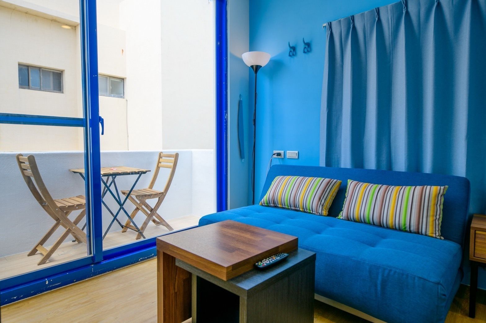 1 sovrum, sängtillbehör av högsta kvalitet, skrivbord och ljudisolering