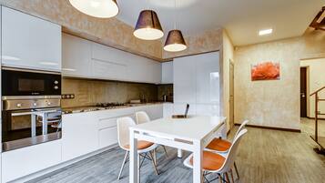 Kühlschrank, Mikrowelle, Ofen, Herdplatte