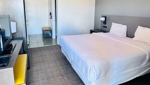 Escritorio, tabla de planchar con plancha, wifi gratis y ropa de cama 