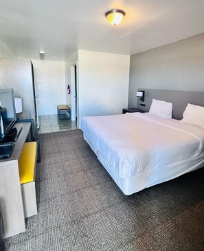 Desk, iron/ironing board, free WiFi, bed sheets - OYO Garden Inn and Suites Pearsall I-35 East (Pearsall)