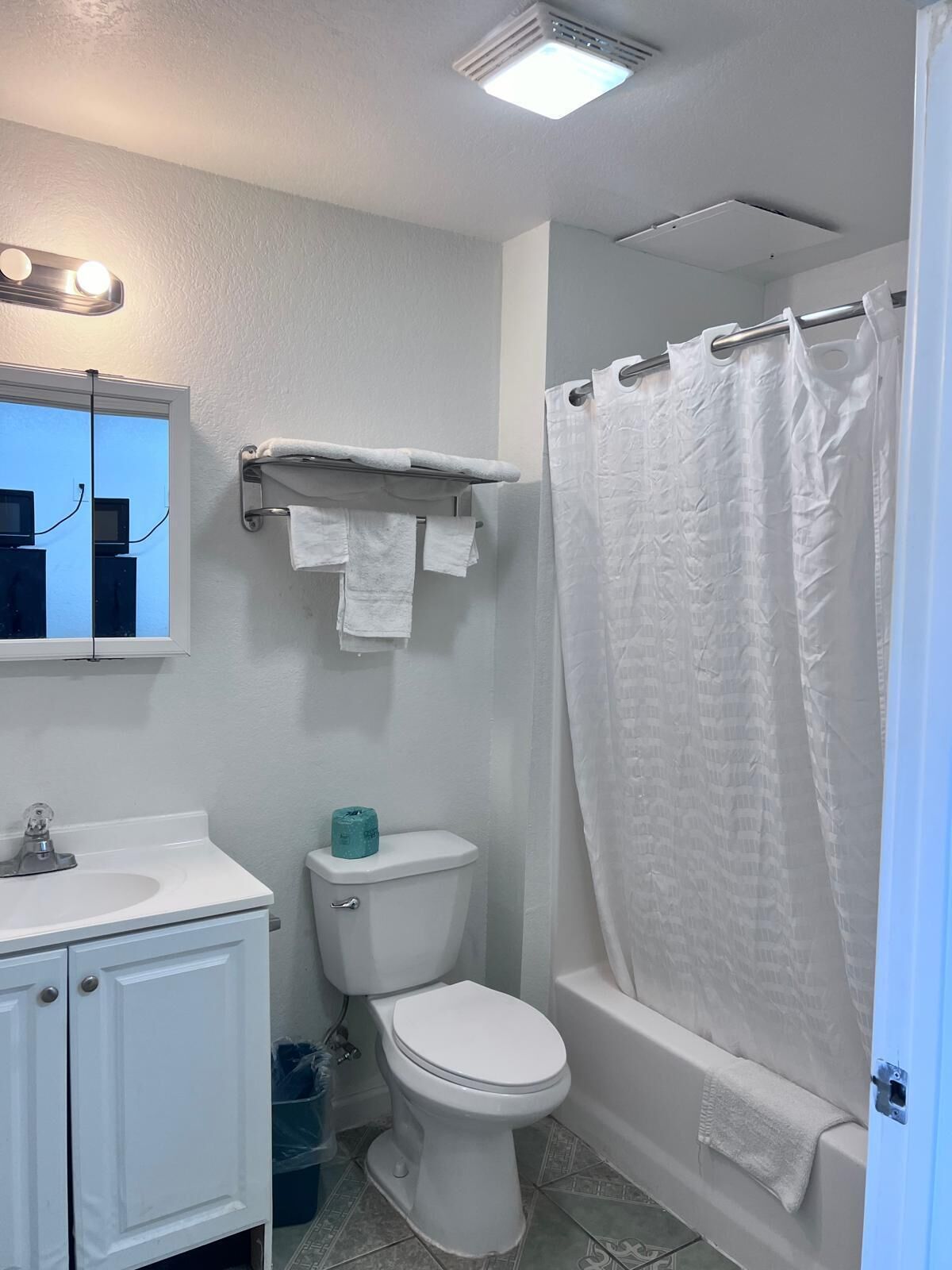 Un baño con inodoro, lavabo y bañera.