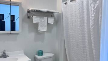 Un baño con inodoro, lavabo y bañera.