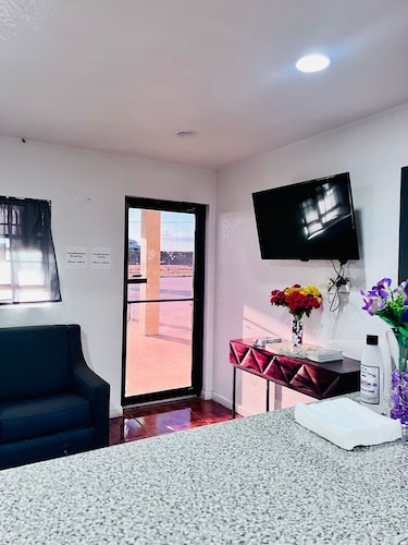 OYO Garden Inn and Suites Pearsall I-35 East