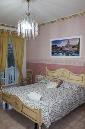 舒适双人房, 阳台 | 办公桌、熨斗/熨衣板、免费婴儿床、免费 WiFi