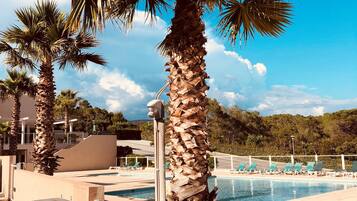 Una piscina al aire libre de temporada