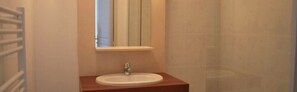 A bathroom with a white sink, a mirror, and a towel rack. - Les Parasols d'Argens (Roquebrune-sur-Argens)