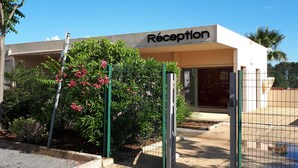 A reception area with a sign reading "Réception" under a clear blue sky. - Les Parasols d'Argens (Roquebrune-sur-Argens)