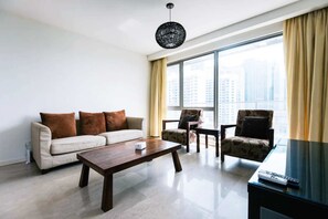 家庭公寓, 2 间卧室, 使用泳池, 城市景观 | 2 多间卧室、客房内保险箱、办公桌、熨斗/熨衣板