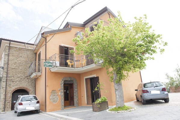 Fachada de la propiedad