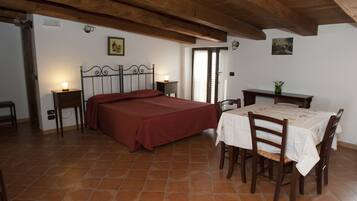 Appartamento, bagno privato (Mansardato) | Biancheria da letto di alta qualità, tende oscuranti