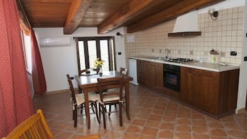 Apartment, 1 Bedroom, Private Bathroom | Private kitchenette | Fridge, stovetop, coffee/tea maker, cookware/dishes/utensils