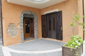 Pintu masuk properti