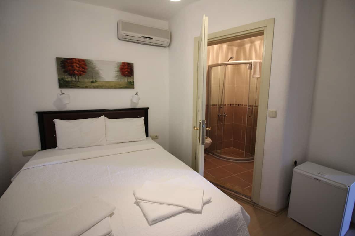 Habitación económica | 1 dormitorio, minibar, wifi gratis y ropa de cama