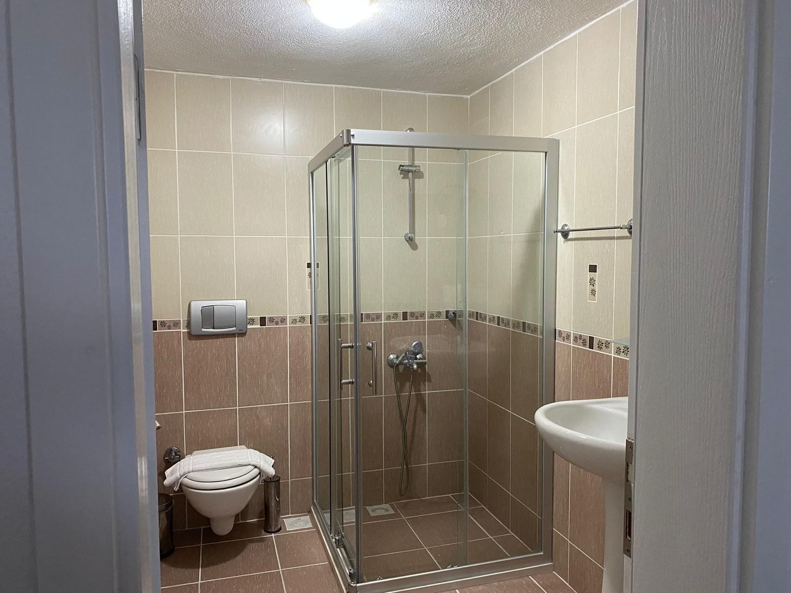 economy triple room, basement floor | minibar, free wifi, bed sheets