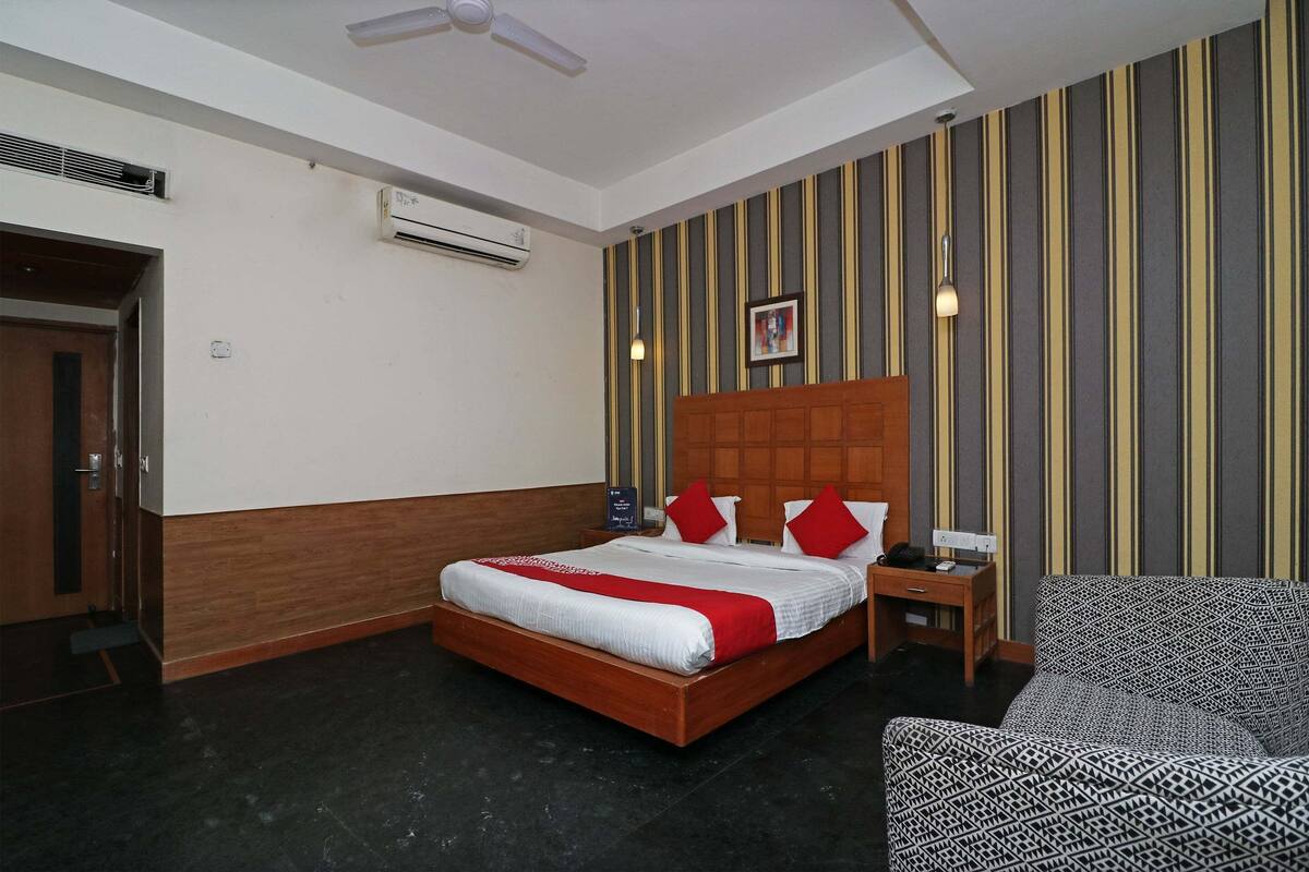 Blackout curtains, free WiFi, bed sheets